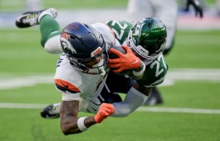 El receptor abierto de los Broncos, Troy Franklin (izq.), en acción contra Malachi Moore de los Jets. Foto: EFE