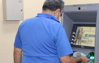 La mayoría de los jubilados cobran mediante tarjeta de débito. Cortesía
