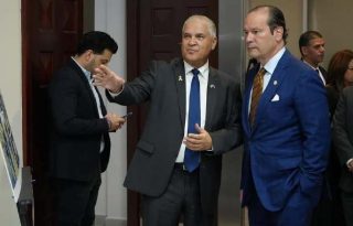El embajador  Mattanya Cohen y el canciller Martínez Acha  aprecian la  exposición conmemorativa. Cortesía