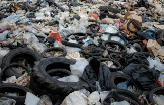 La propuesta legislativa pretende reciclar los neumáticos para emplear en mezclas y capas asfálticas. Foto ilustrativa