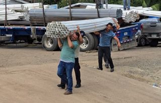 Entrega de tuberías a Jaqué, Darién, para mejorar la red de agua. Cortesía