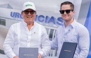 El ministro de Salud recibe del alcalde de la capital, el terreno. Cortesía 