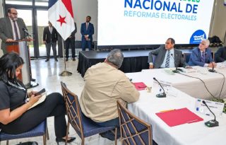 El experto en derecho constitucional, Salvador Sánchez, disertó sobre las fórmulas para escoger diputados en circuitos plurinominales. Cortesía