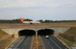La pista del aeropuerto de Río Hato pasa sobre la Panamericana. Archivo