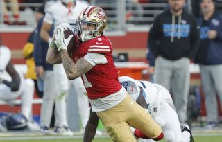 Ricky Pearsall, del  San Francisco 49ers, atrapa el balón en una jugada durante el partido contra Tennessee Titans en la NFL. Foto: EFE 