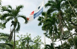 En 46 años de historia será la primera vez que el asta de la bandera sea reemplazada, así como remodelará el área donde se ubica. Cortesía