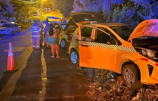 Accidente entre dos vehículos de transporte selectivo.  Cortesía Bomberos