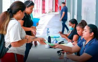 Es necesario que los jóvenes conozcan las necesidades del mercado laboral antes de elegir su futuro profesional.  Cortesía