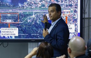 El administrador de Aeronáutica Civil, Rafael Bárcenas, detalla las mejoras que se harán a la terminal. cortesía