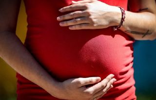 Algunas menores suspenden sus estudios tras un embarazo. Foto: Archivo