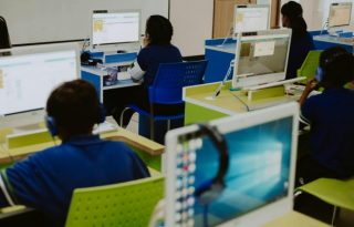 El interés de las autoridades educativas es que los estudiantes cuenten con sus computadoras en el año escolar que inicia en marzo. Foto ilustrativa