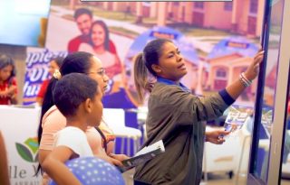 Más de 12,000 personas acudieron a la feria inmobiliaria realizada recientemente en el país en busca de su primera vivienda.  Cortesía