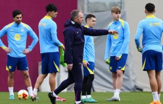 Hansi Flick (cent.) durante el entrenamiento del Barcelona. Foto: EFE