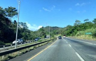 Las actuales vías al puente Centenario, que datan de 2005, solo son de cuatro carriles, dos en cada paño. El puente tiene seis carriles.  Archivo