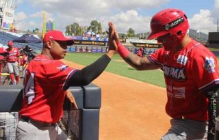 Rubén Rivera (izq.), piloto de las Águilas Metropolitanas (Panamá). Foto: Probeis