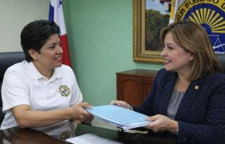 El Tribunal, durante la sesión del decimoctavo día de audiencia, emitió una tercera boleta a nombre de Rodríguez Araúz para que comparezca a rendir su declaración.  Ilustrativa / CHATGPT