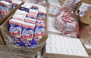 La leche semidescremada fortificada se entregará en 13 regiones educativas, mientras que la crema nutricional será en las 16 regiones. Archivo