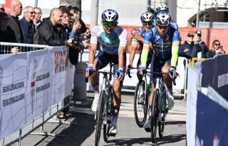 Roberto González (izq.), junto a Franklin Archibold y atrás, Carlos Samudio, los panameños del equipo Solution Tech Nippo Rali. Foto: Fepaci