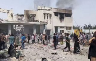 Momentos posteriores al bombardeo en la ciudad de Minab, en el sur de Irán, en donde fue destruida una escuela de niñas. EFE