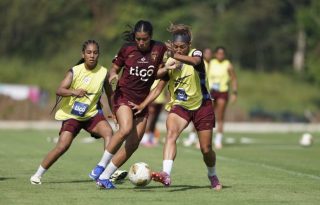 Jugadores del equipo femenino panameño durante los entrenamientos. Foto: FPF