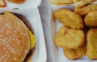 El etiquetado frontal se pide como advertencia por el exceso de azúcares, grasas y aditivos.  Foto ilustrativa