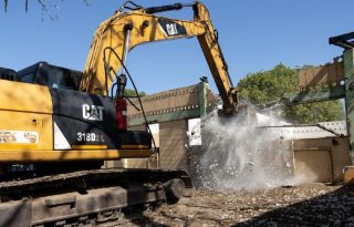 La propia directora del Inadeh, Yajaira Pittí, inició la demolición de la edificación. Cortesía