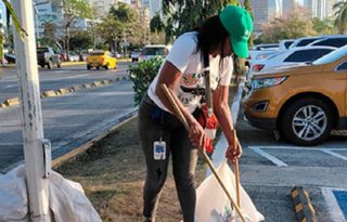 Las 'hormiguitas' realizan su labor a la intemperie en barriadas, comercios y avenidas principales. Cortesía