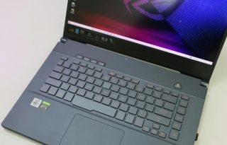 La carátula de las computadoras será de color rojo, como ha dispuesto el Meduca en las reglas.  Foto ilustrativa