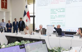 El magistrado Arellano y el director de Organización Electoral muestran el modelo de lo que será la papeleta para el Parlacen.  Cortesía