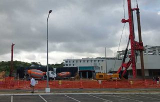 El Gobierno Nacional ejecuta proyectos de construcción públicos como el Instituto Oncológico en Ciudad de la Salud.  Archivo
