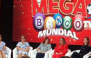 La primera dama, Maricel de Cohen juntó a los patrocinadores del bingo. Foto: CE