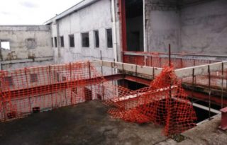 Construcción de la policlínica, la cual se encuentra paralizada.  Archivo