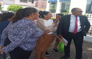 Los abogados Norma González y Eliecer Plicett junto  los familiares de los imputados. Foto: CE