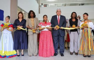 Durante el corte de cinta para la inauguración formal.  Cortesía