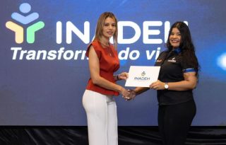 La subdirectora del Inadeh entrega el certificado a una estudiante Cortesía
