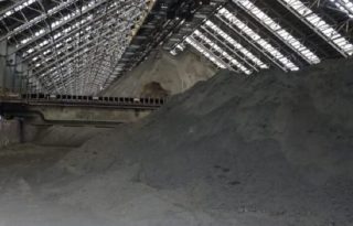 Una de las partes de los minerales que será tratada, exportada y comercializada, se halla en la planta de procesamiento de la mina.  Archivo