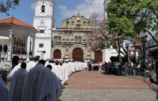 La Misa Crismal, en la que se bendicen los aceites que utilizan los sacerdores y se renuevan los votos forma parte de las celebraciones. Cortesía