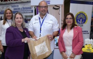 La defensora electa y el defensor saliente durante un evento.  Cortesía