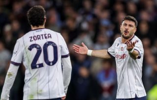 Jugadores de la Fiorentina lamentan la eliminación del equipo italiano. Foto: EFE