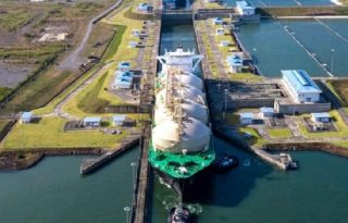 El tercer juegos de esclusas, inaugurado hace 10 años, en junio de 2016, ha permitido que más barcos gaseros crucen el Canal. Cortesía