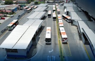 Los pasajeros del transporte público  se han adaptado a encontrarse con buses más llenos, así como los trenes de las dos líneas del metro de Panamá.  Pancho Paz