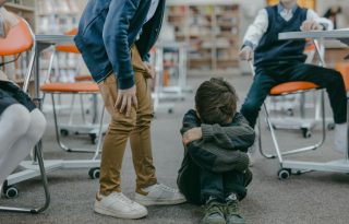 Los padres de familia tienen el papel más importante porque  son los que tienen que observar el comportamiento de sus hijos.  Fotos: Pexels
