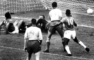 El jugador brasileño Pelé (10), marca uno de los goles que consiguió ante Suecia en la final que fue ganada por Brasil por 5-2. Foto: EFE