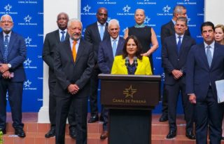 Ilya Espino de Marotta junto al administrador saliente, Ricaurte Vásquez (izq), el ministro del Canal, José Ramón Icaza (der) y la junta directiva del Canal de Panamá. Cortesía