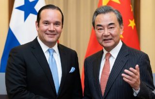 Los cancilleres Javier Martínez Acha (Panamá) y Wang Yi (China). Inteligencia Artificial