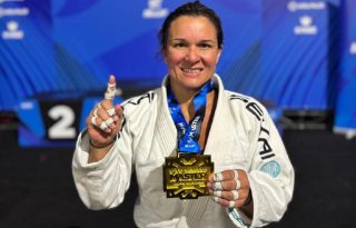 Jennisín Rosanía muestra su medalla de oro. Foto: Cortesía 