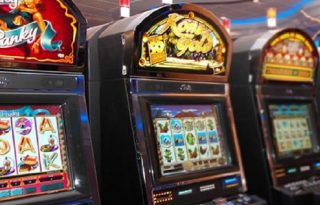 Las   actuaciones administrativas de Sánchez han permitido la operación ilegal de salas de juego.