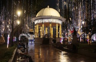 Alumbrado navideño en el parque de Santa Ana, sitio que marca la entrada del Casco Antiguo de la ciudad, de gran atractivo turístico. Archivo