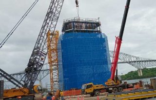 Así luce la construcción de la torre principal de lado este, que alcanza 18 metros de altura. Son 184 metros que se elevará cuando esté lista. Pancho Paz