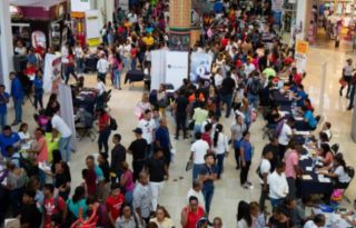 Alrededor de 227,000 personas están desempleadas en el país.  Archivo